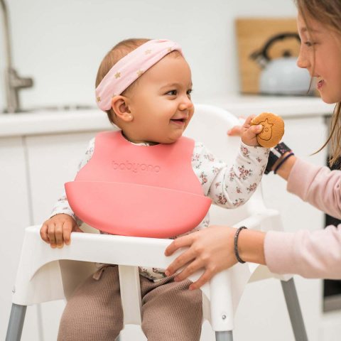 Babyono Miękki śliniak z kieszonką i regulowanym zapięciem