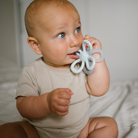 Babyono Gryzak silikonowy FLOWER róż