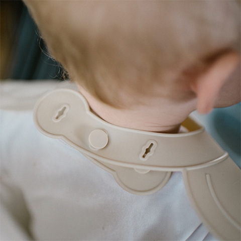 Babyono Silikonowy śliniak z regulowanym zapięciem beżowy