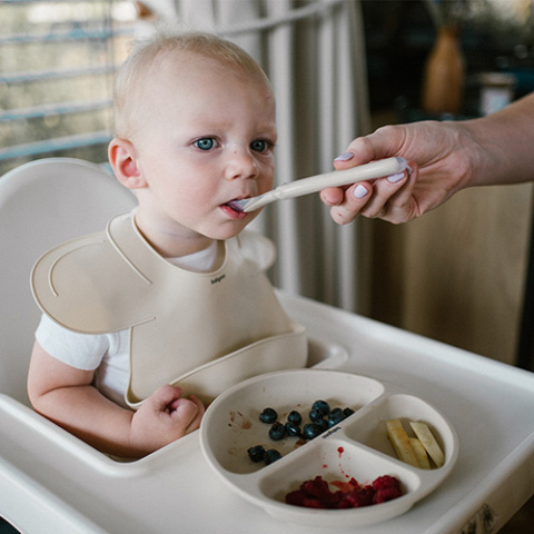 Babyono Silikonowy śliniak z regulowanym zapięciem beżowy