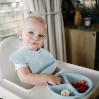 Babyono Silikonowy śliniak z regulowanym zapięciem niebieski