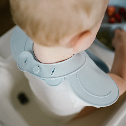 Babyono Silikonowy śliniak z regulowanym zapięciem niebieski