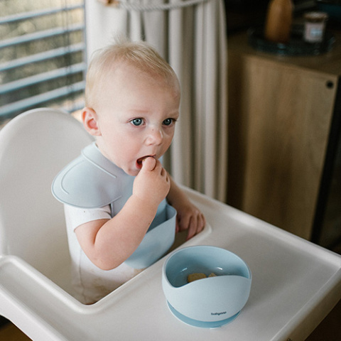 Babyono Silikonowy śliniak z regulowanym zapięciem niebieski