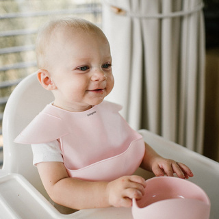 Babyono Silikonowy śliniak z regulowanym zapięciem różowy