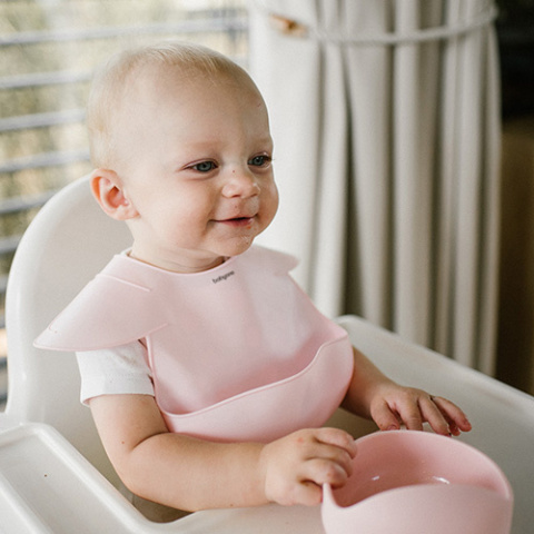 Babyono Silikonowy śliniak z regulowanym zapięciem różowy