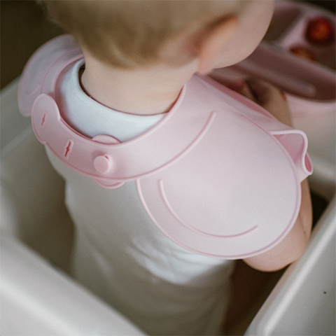 Babyono Silikonowy śliniak z regulowanym zapięciem różowy