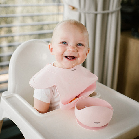 Babyono Silikonowy śliniak z regulowanym zapięciem różowy
