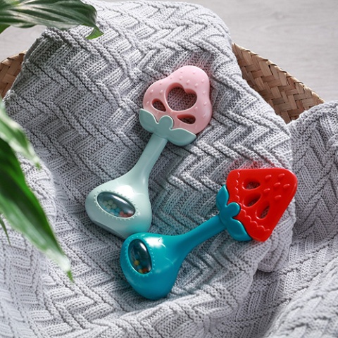 Babyono Edukacyjny gryzak z grzechotką Strawberry