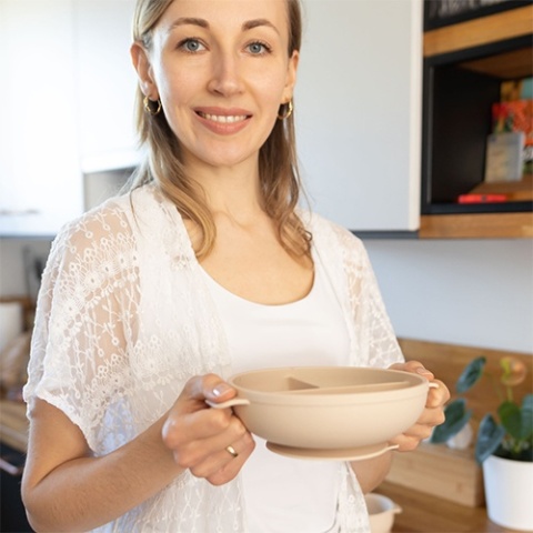 Babyono Silikonowy talerz z przyssawką i przykrywką beżowy