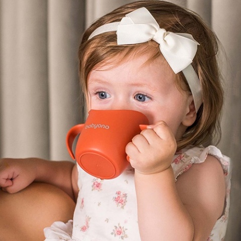 Babyono Ergonomiczny kubek treningowy Flow beżowy
