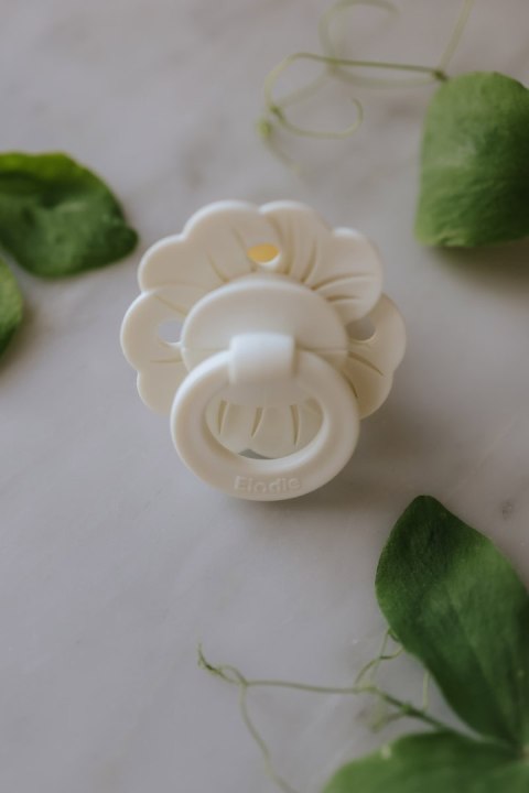 ELODIE DETAILS - smoczek lateksowy Binky Bloom 3 m+, vanilla white