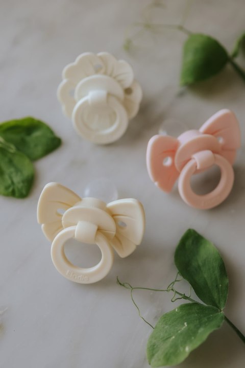 ELODIE DETAILS - smoczek silikonowy Binky Bow 0-6m, oat white
