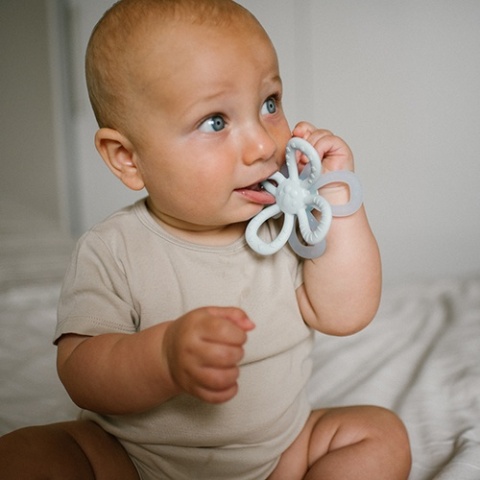 Gryzak silikonowy Flower różowy Babyono